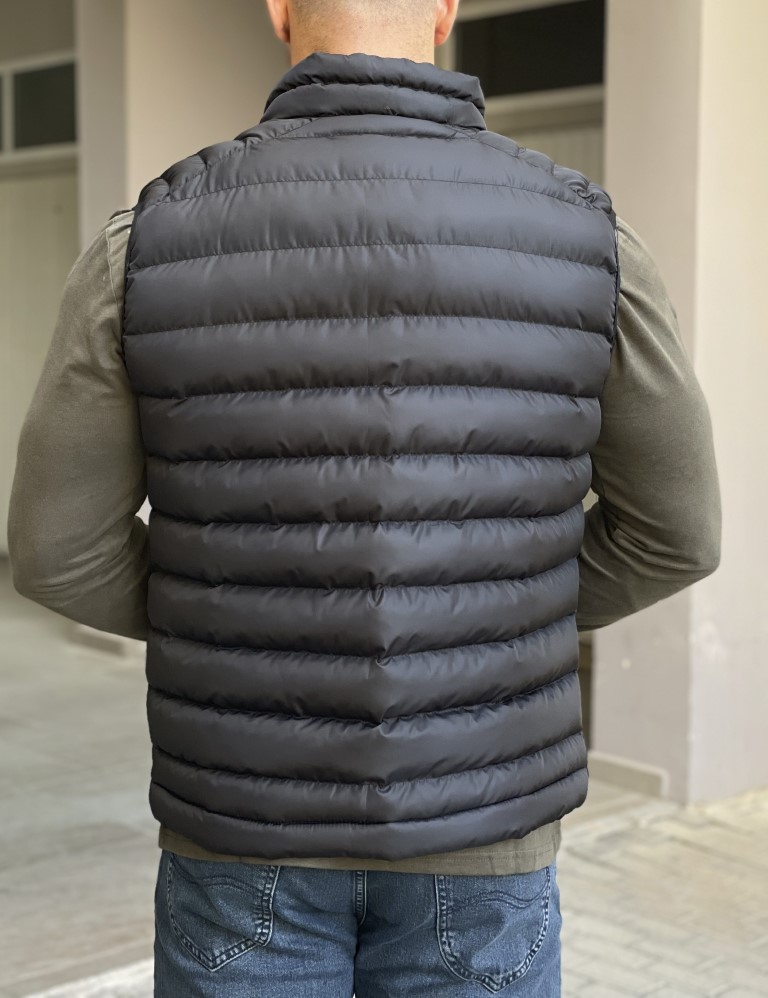 Ανδρικό μαύρο καπιτονέ αμάνικο μπουφάν με αποσπώμενη κουκούλα 3408 φωτογραφία